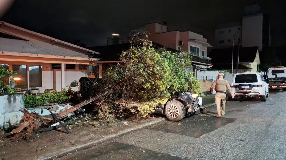 Motorista que destruiu muro de residência estava embriagado e participava de racha, diz delegado