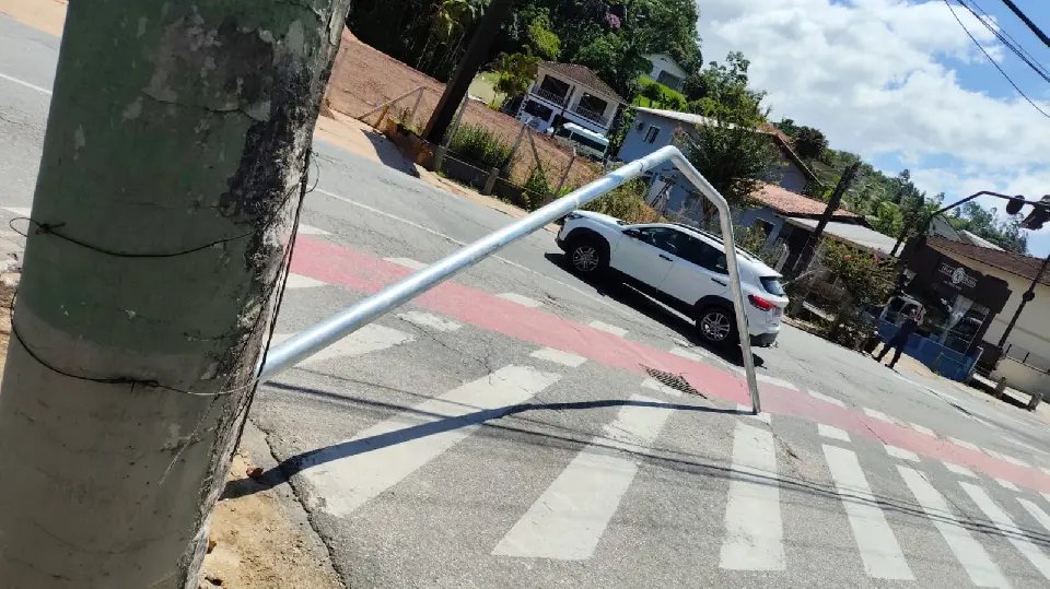 Estrutura de limitador de altura é derrubada em Brusque