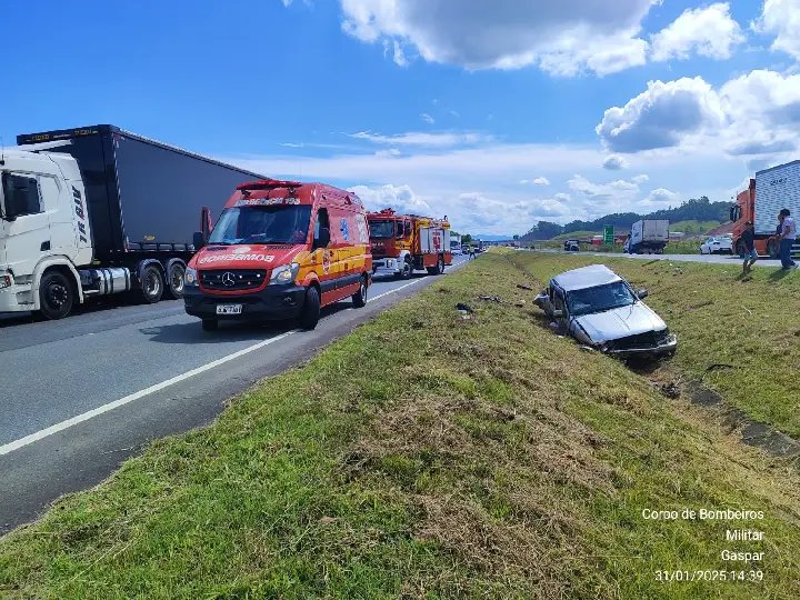 Capotamento deixa adolescente ferido na BR-470