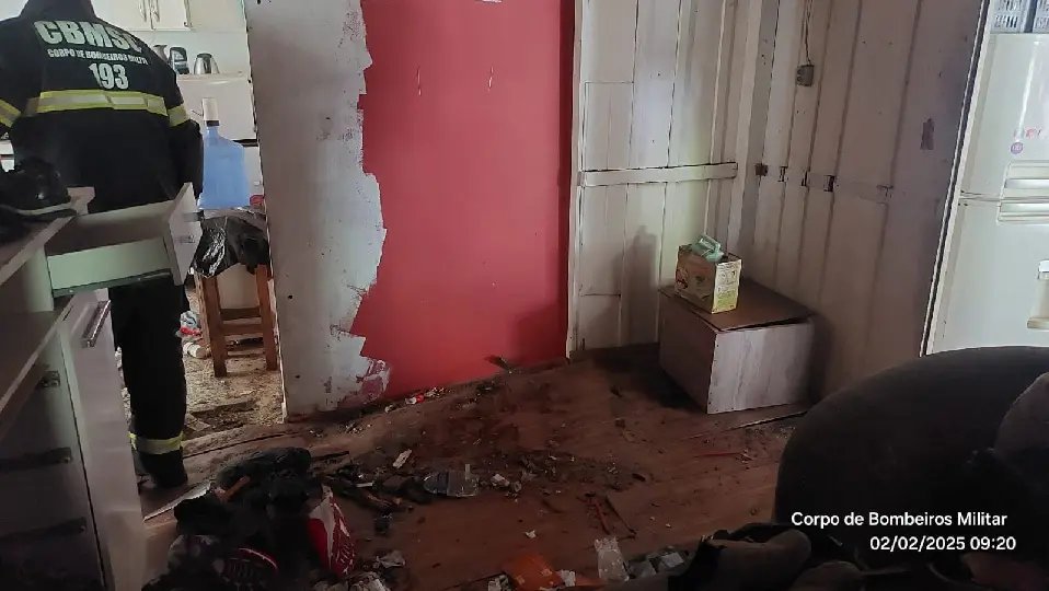Após explosão de gás, duas pessoas ficam com 95% do corpo queimado