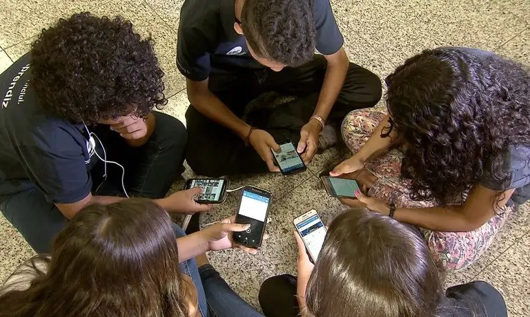 MEC lança guias para orientar o uso de celulares na escola