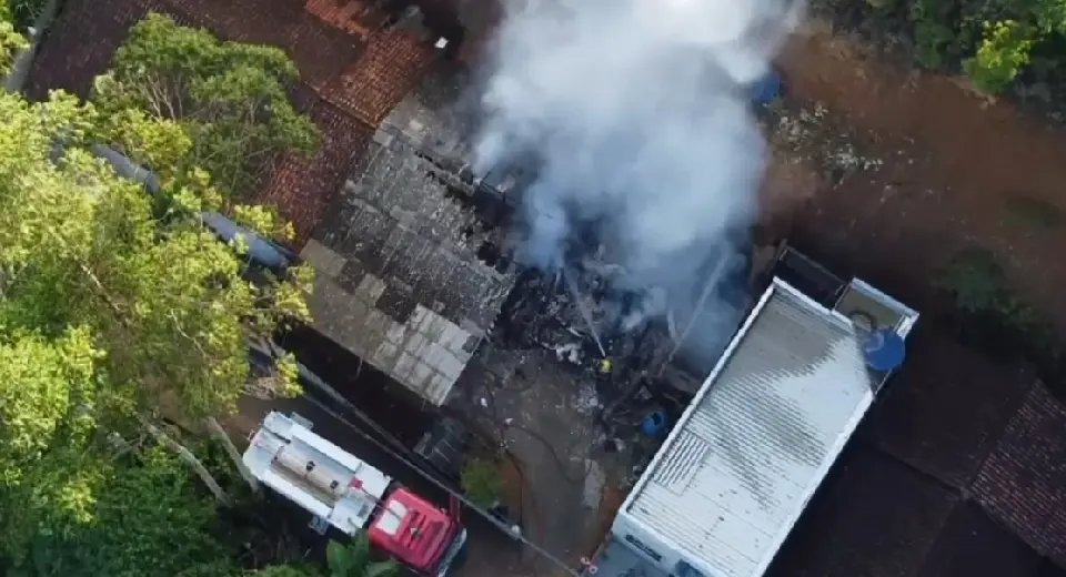(VÍDEO) Incêndio destrói residência e atinge parte de outra no Águas Claras