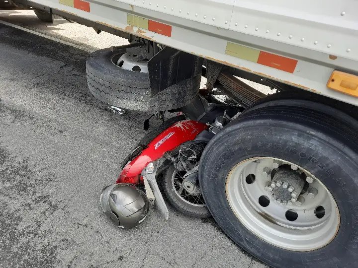 (VÍDEO) Moto vai parar debaixo de caminhão após acidente no Bateas