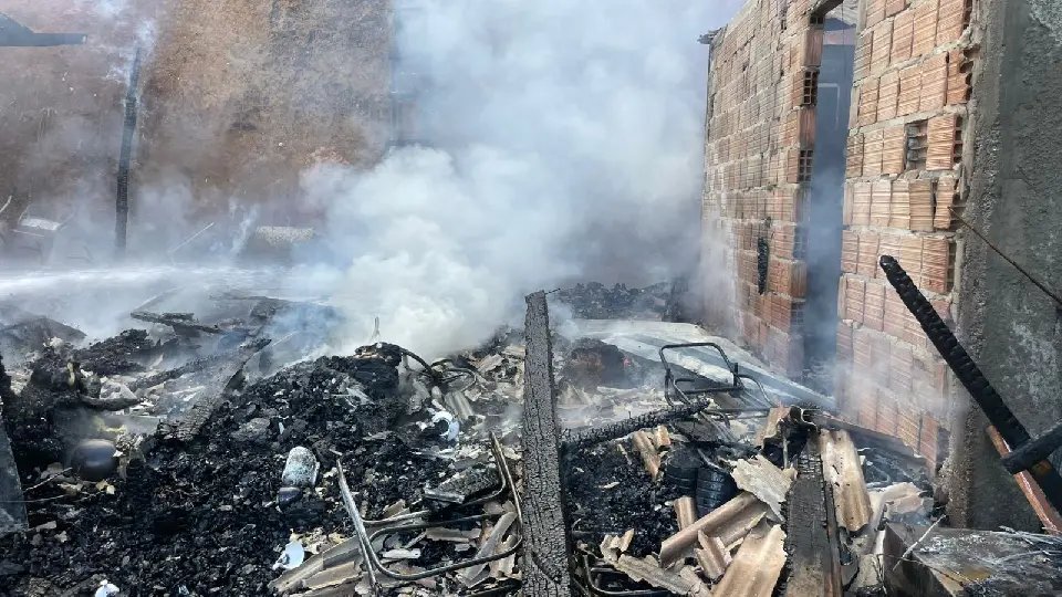 Cerca de 7 mil litros de água são utilizados para combater incêndio 