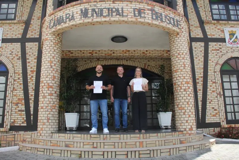 Câmara empossa dois servidores aprovados em concurso público