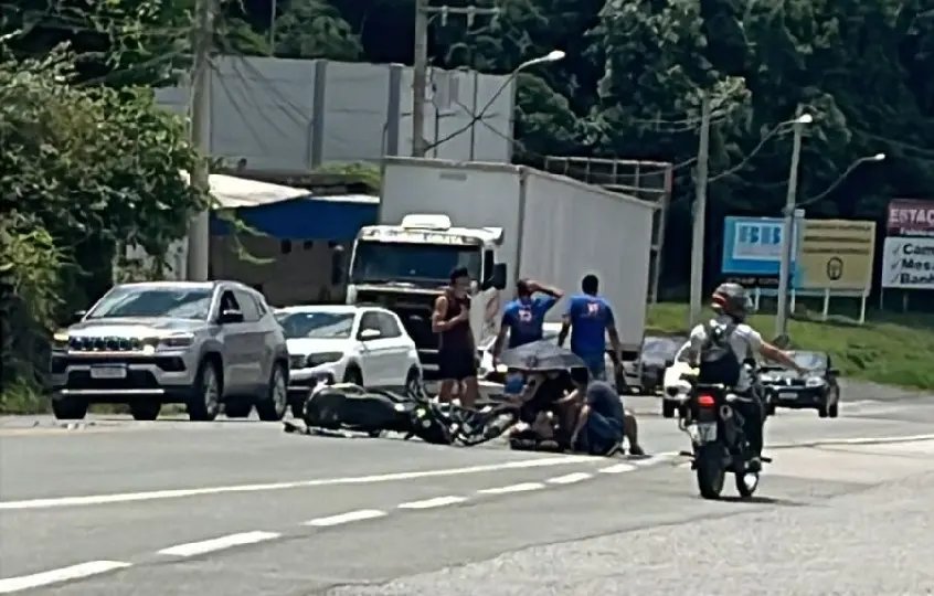 Motociclista fica ferido após colisão com carro em Brusque