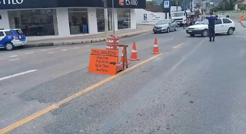(VÍDEO) Drenagem na Primeiro de Maio: proibido trânsito de caminhões