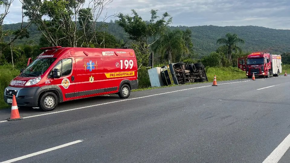 Caminhão sai da pista e tomba na BR 470