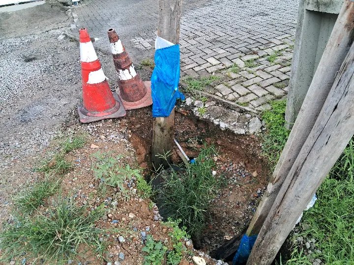 (VÍDEO) Buraco na rua Aires Horn, no Rio Branco, causa transtornos e riscos a moradores
