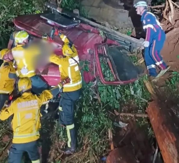 Homem e criança de 10 anos morrem após caminhão cair em ribanceira