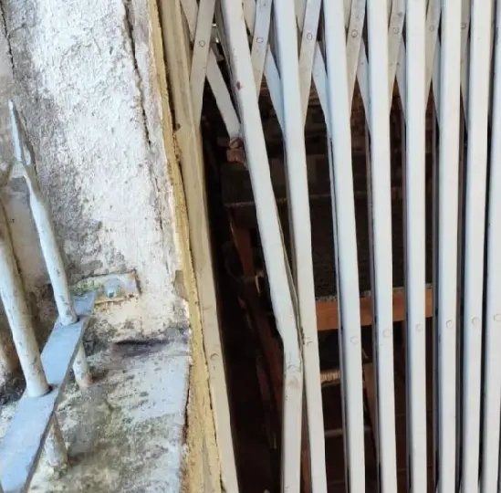 Indivíduo morre preso em grade após gritar por socorro