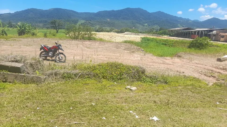 Idoso é levado ao hospital após bater moto em entulhos de concreto