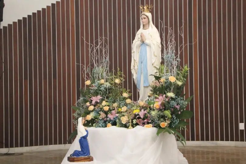 Fiéis lotam igreja para celebrar os 50 anos da Comunidade Nossa Senhora de Lourdes