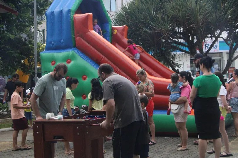 Primeiro Sábado Fácil de 2025 atrai famílias para a praça Barão de Schneeburg