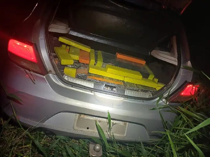 Motorista abandona carro com porta-malas lotado de maconha