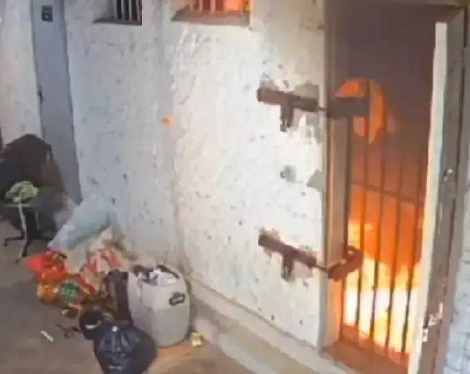 (VÍDEO) Detentos colocam fogo em colchão e precisam ser resgatados