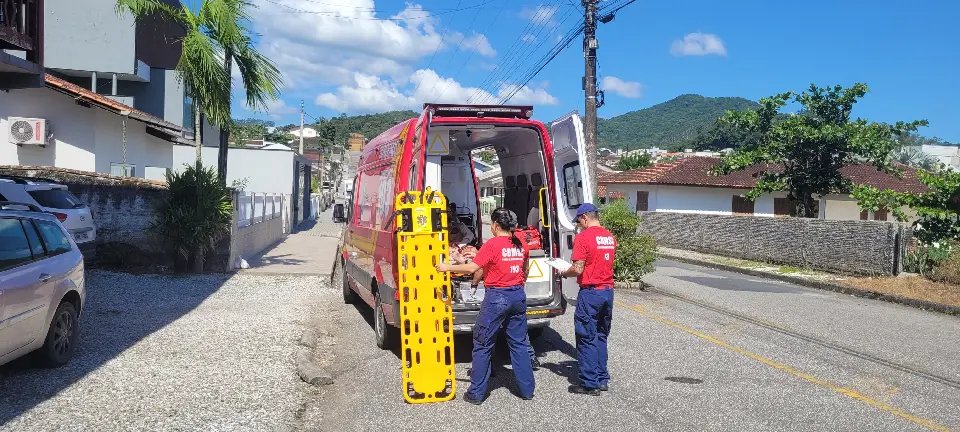 Homem fica ferido após colisão entre carro e moto