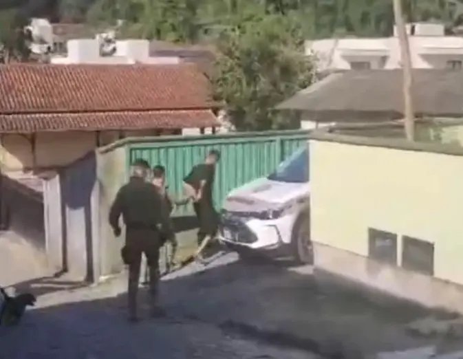 Mesmo ao ser preso, homem continuava ameaçando ex-companheira após incendiar casa
