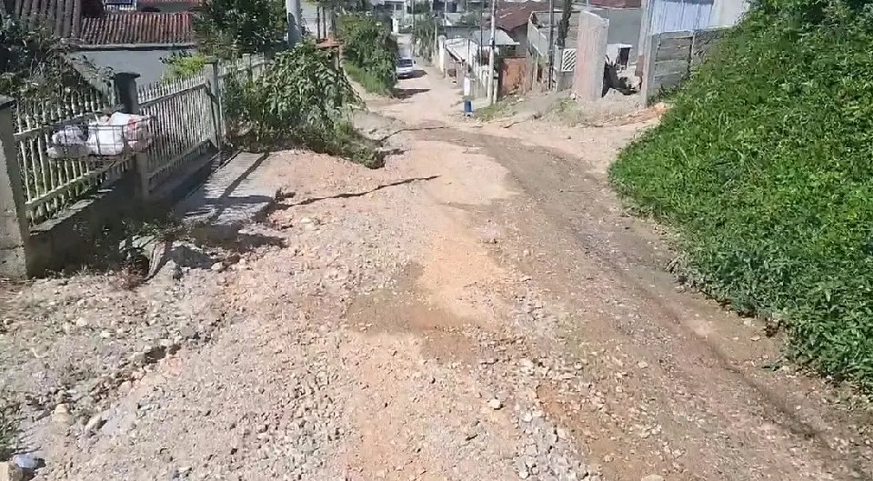 (VÍDEO) Moradora cobra asfalto na Rua João Silvano, no Poço Fundo; secretário de Obras se pronuncia