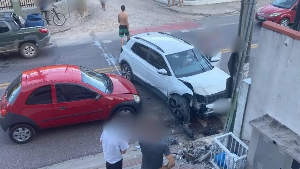  Acidente com dois carros e poste mobiliza bombeiros em Brusque