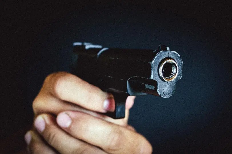 Criminoso confronta policiais e morre baleado