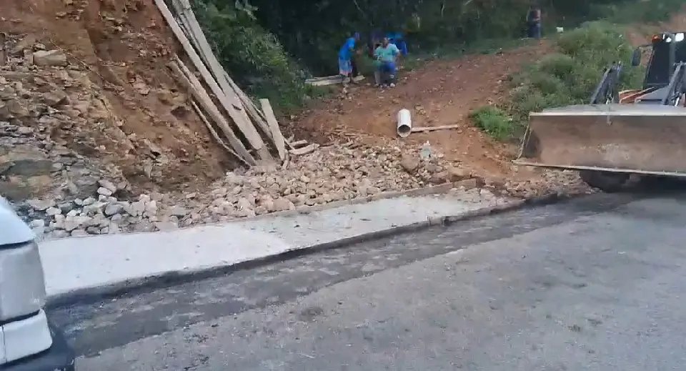 (VÍDEO) Rua Gustavo Halfpap é parcialmente interditada para obras