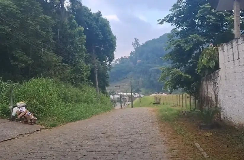 (VÍDEO) Moradores pedem soluções para problemas de infraestrutura na Rua Medeiros, no São Pedro