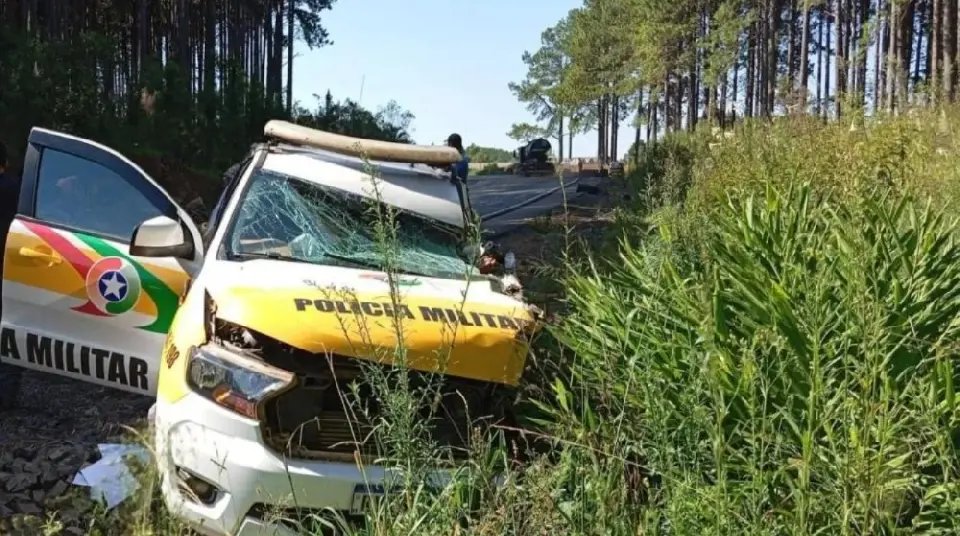 Policial fica ferido em colisão entre viatura e caminhão