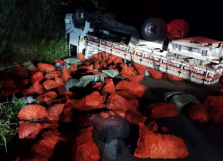 Caminhão carregado com pepinos capota e deixa dois feridos 