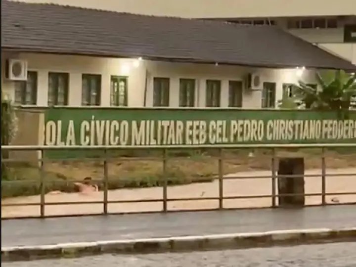 (VÍDEO) Adolescentes pulam em rio e um deles é levado pela correnteza