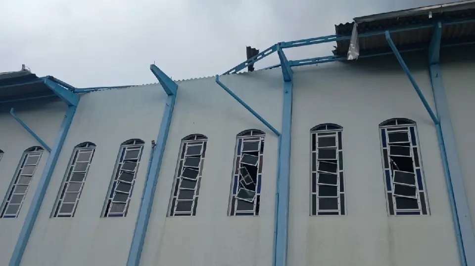 Ventos fortes causam estragos na igreja Nossa Senhora Aparecida