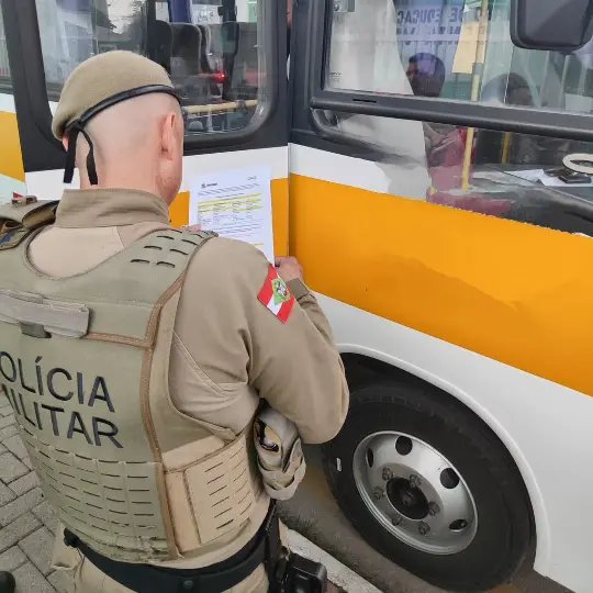 Polícia Militar de Brusque realiza fiscalização de transporte escolar
