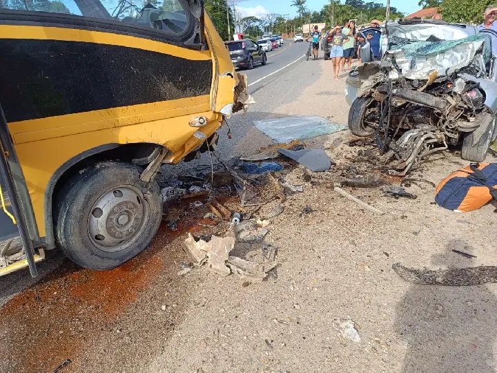 Forte colisão entre ônibus escolar e carro mata motorista, em Tijucas