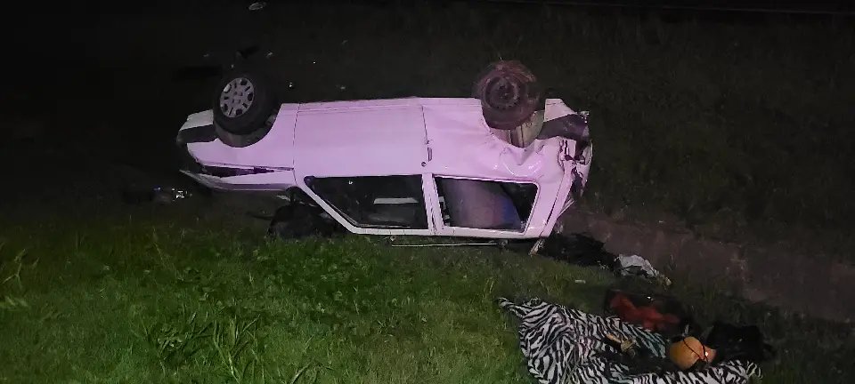 Carro sai da pista e capota na BR-470 