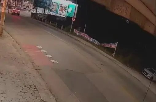 (VÍDEO) Homem arranca e furta faixa de protesto sobre posto policial no Águas Claras