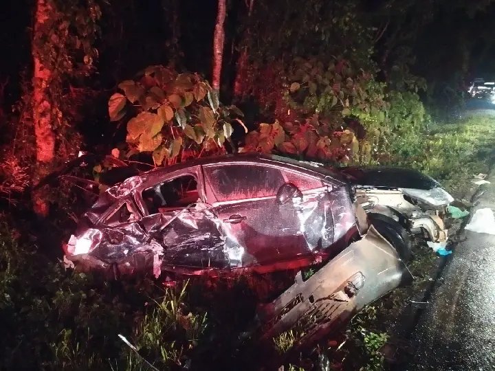 Crianças são ejetadas em grave acidente entre carro e dois caminhões