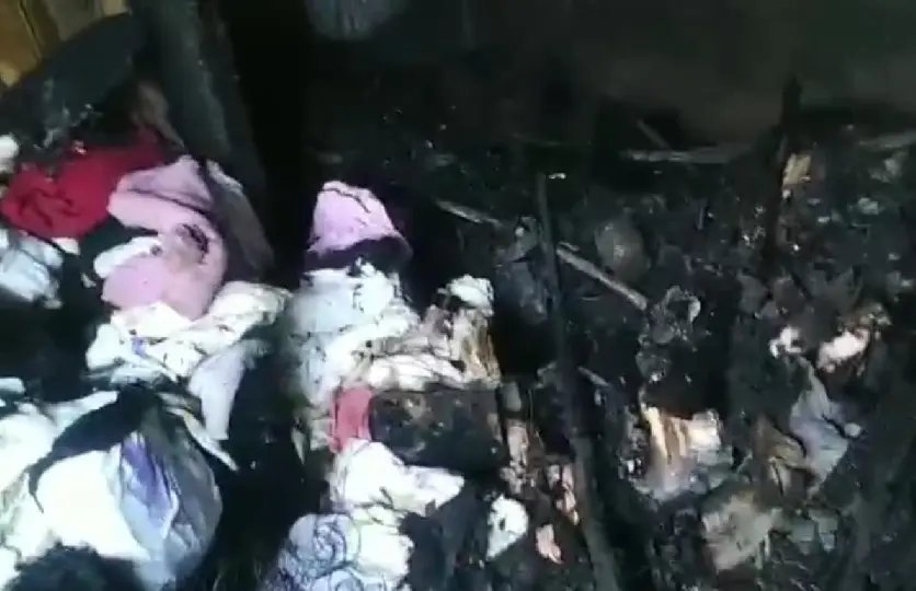 Populares tentam conter incêndio em residência com mangueira de jardim 