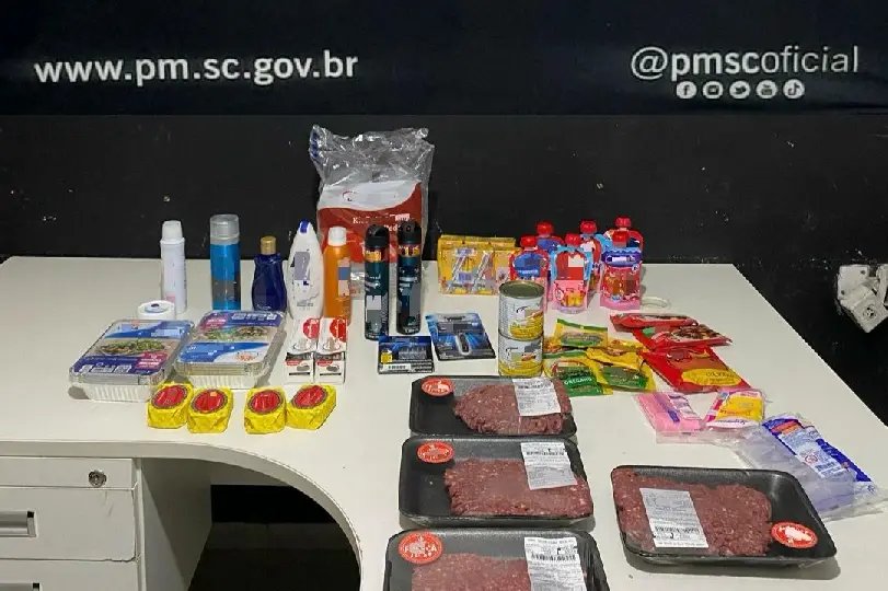 Casal é preso após furtar supermercado escondendo produtos em carrinho de bebê