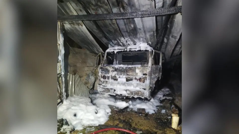 Fogo destrói caminhão e faz garagem colapsar 