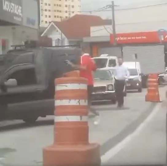 (VÍDEO) Desentendimento no centro chama atenção de motoristas
