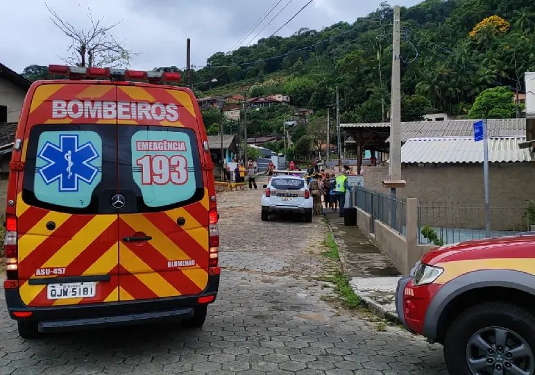 Mulher leva golpes com tesoura e é resgatada em estado grave