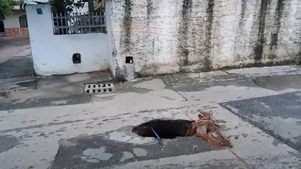 (VÍDEO) Buraco na Aires Cardoso: moradores cobram providências da prefeitura