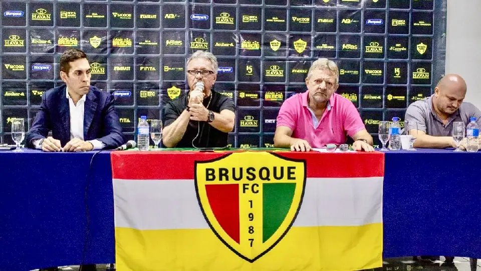 Presidente do Brusque admite atraso salarial e demora na assinatura com SAF