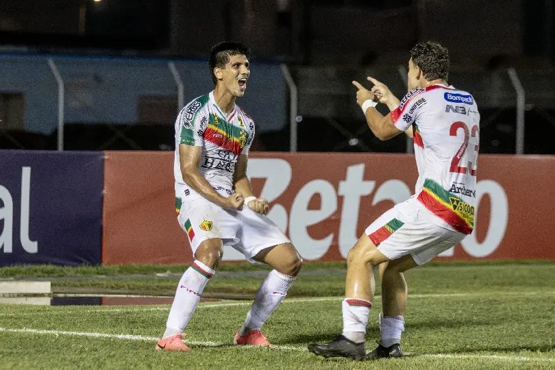 (VÍDEO) Brusque supera gramado ruim, derrota o Trem e avança na Copa do Brasil