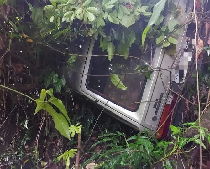 Motorista é levado ao hospital após cair com carro em ribanceira