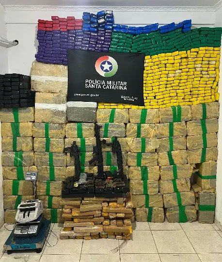 (VÍDEO) Criminoso é preso com mais de uma tonelada de maconha e arsenal