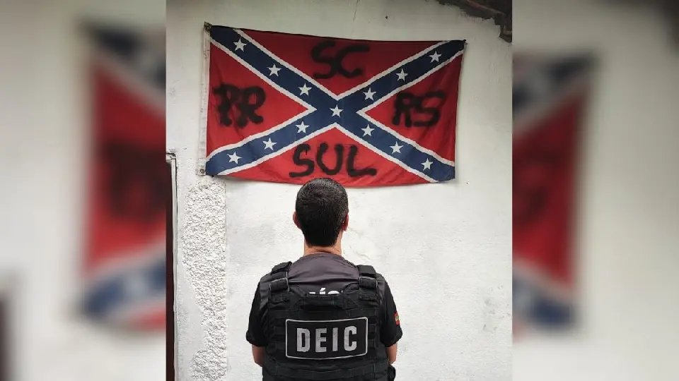 Casa com símbolos nazistas e bandeira supremacista é alvo de operação policial