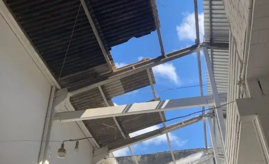 Trabalhador morre após queda de oito metros durante troca de telhas