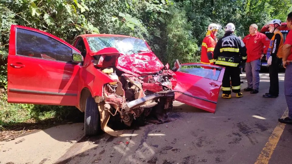 Mulher morre em acidente envolvendo carro e caminhão