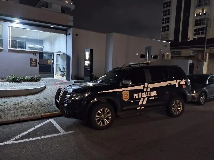 Mulher é presa em Brusque durante megaoperação contra o tráfico de drogas
